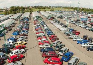 Skupina autobazarů AAA Auto letos plánuje zvýšení prodeje na rekordních 100 000 ojetých aut z loňských 83 000 vozů