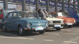 Silniční veteráni brázdí ulice Prahy. O víkendu se koná rallye Retro Prague