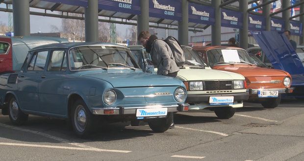 Ulicemi Prahy a Mníšku pod Brdy se proženou silniční veteráni. Koná se rallye Retro Prague. (ilustrační foto)