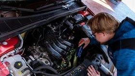 Pouze 64 % kupujících kontroluje ojeté auto před koupí.