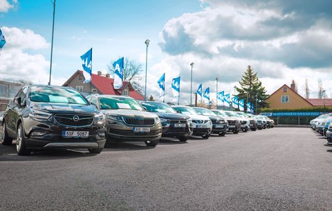 Auto pod stromeček? Nabídka ojetin je rekordně bohatá a ceny nízké