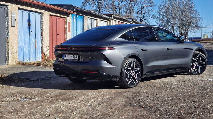 Jedná se o pětimetrový elektrický sedan Rising F7 z roku 2025, byť se značka Rising z koncernu SAIC vrátila k dřívějšímu názvu Roewe. Takřka nový vůz, který nápadně připomíná produkci Mercedesu, má najeto 165 km, nabízí baterii s kapacitou 77 kWh, výkon 250 kW, dojezd 602 km, masážní kožená sedadla, virtuální kokpit i velké displeje napříč palubní deskou. Jedná se o pětimetrový elektrický sedan Rising F7 z roku 2025, byť se značka Rising z koncernu SAIC vrátila k dřívějšímu názvu Roewe. Takřka nový vůz, který nápadně připomíná produkci Mercedesu, má najeto 165 km, nabízí baterii s kapacitou 77 kWh, výkon 250 kW, dojezd 602 km, masážní kožená sedadla, virtuální kokpit i velké displeje napříč palubní deskou.