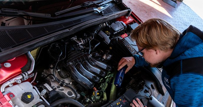 Pouze 64 % kupujících kontroluje ojeté auto před koupí.