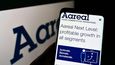Mobilní telefon zachycuje webovou stránku Aareal Bank, o jehož koupi má zájem dvojice amerických investorů.