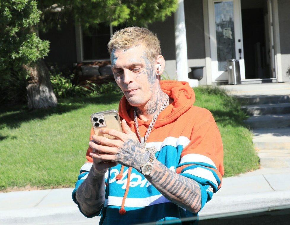 Aaron Carter před svým domem v Lancasteru.