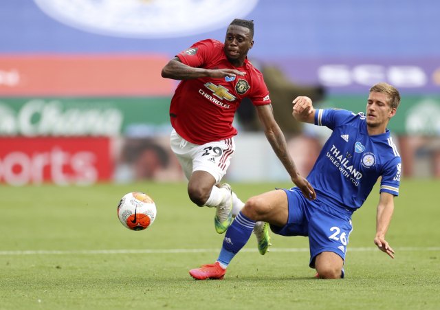 Aaron Wan-Bissaka (vlevo) během souboje s Dennisem Praetem (vpravo), Manchester United porazil Leicester 2:0