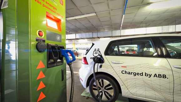 Počet dobíjecích stanic pro elektromobily loni v ČR stoupl o třetinu na 1364