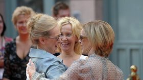 Annifrid (vpravo)  a Agnetha (uprostřed) ze skupiny ABBA předvedly společný tanec s Meryl Streep