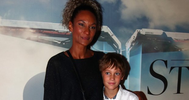 Lejla Abbasová s nejstarším synem Davidem Kocábem v kině.