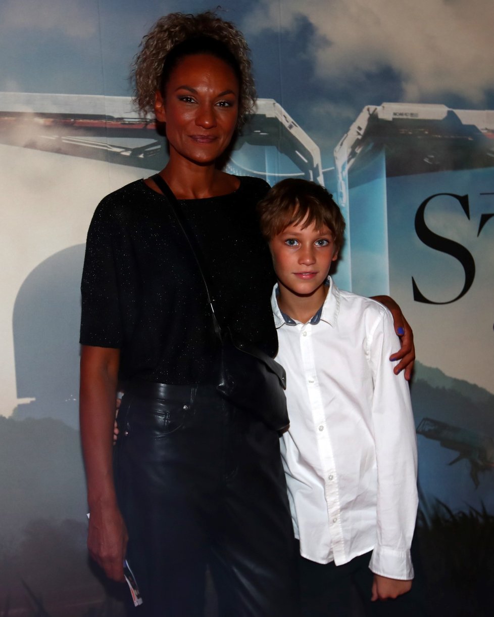 Lejla Abbasová s nejstarším synem Davidem Kocábem v kině.