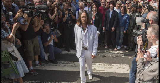 Fanoušci The Beatles se sešli na slavné Abbey Road. Slavný snímek slaví 50 let