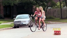 Abby a Brittany se naučily i jezdit na kole, i když každá ovládá jednu půlku společného těla.