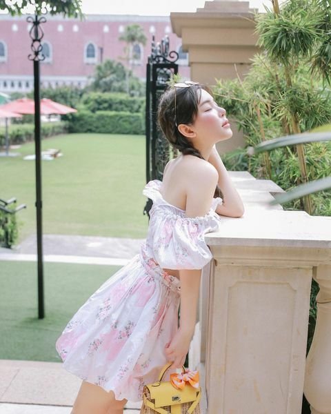 Abby Choi na svém instagramu svým 100 000 fanoušků sdílela momentky ze svého života obklopeného luxusními značkami