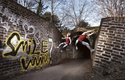 Parkour se dá trénovat skoro všude. Traceur Venca dělá na pražském Vyšehradě trik cat leap s odrazem od stěny