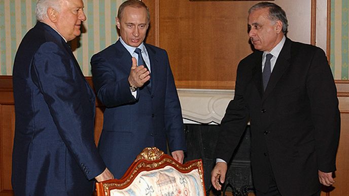 Gennadij Gagulija (vpravo) v roce 2003 na jednání s prezidentem Ruska Vladimirem Putinem (uprostřed) a prezidentem Gruzie Eduardem Ševardnadzem (vlevo). 