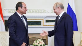 Ruský prezident Vladimir Putin jednal s egyptským prezidentem Abd al-Fattáh as-Sísím, nejdřív na něj ale musel čekat (27.7.2023)