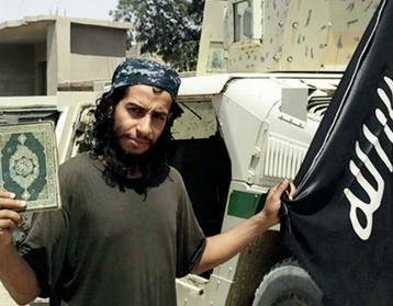 Abdelhamid Abaaoud, strůjce pařížských útoků, během bojů za Islámský stát.