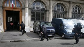 Francie obvinila Salaha Abdeslama z členství v teroristické organizaci, z vražd, z únosu a z držení výbušnin a zbraní. Oznámil to právník obviněného Frank Berton. Abdeslam je považován za jediného přeživšího teroristu z listopadových útoků v Paříži.