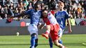 Abdoulaye Sylla se přetlačuje s Vasilem Kušejem