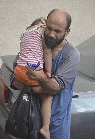 Fotografie nešťastného syrského uprchlíka obletěla svět. Novinář spustil sbírku, díky které se podařilo na pomoc uprchlickým rodinám vybrat téměř tři miliony korun.