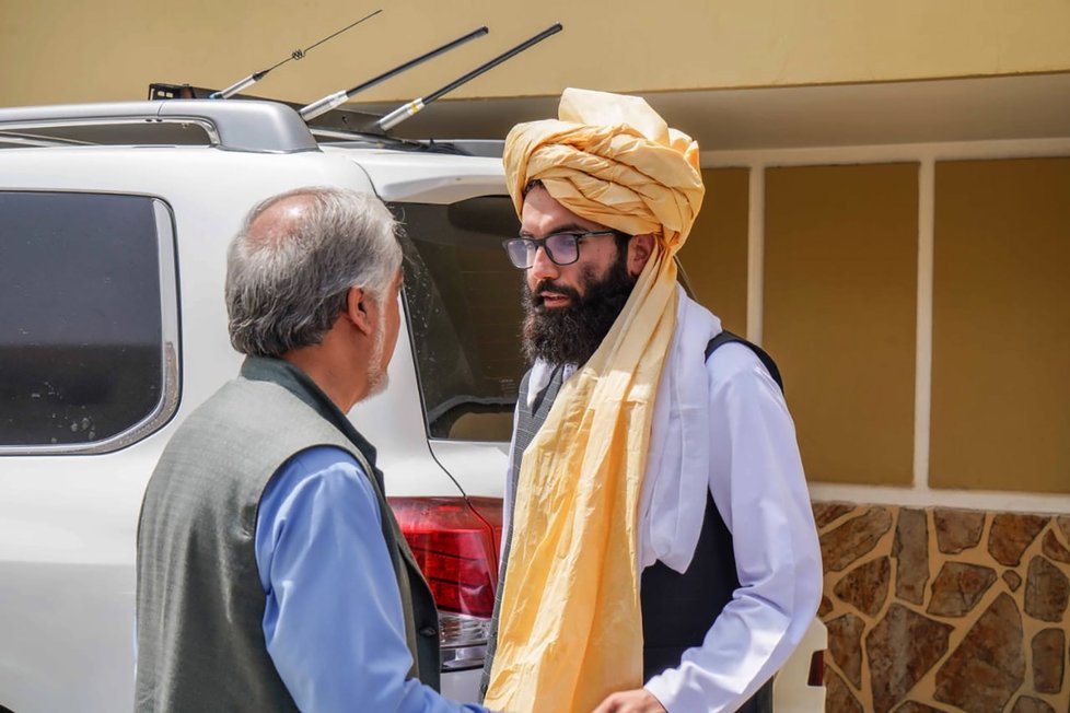 Anas Hakkání za Tálibán jednal s afghánským politikem Abdulláhem Abdulláhem.
