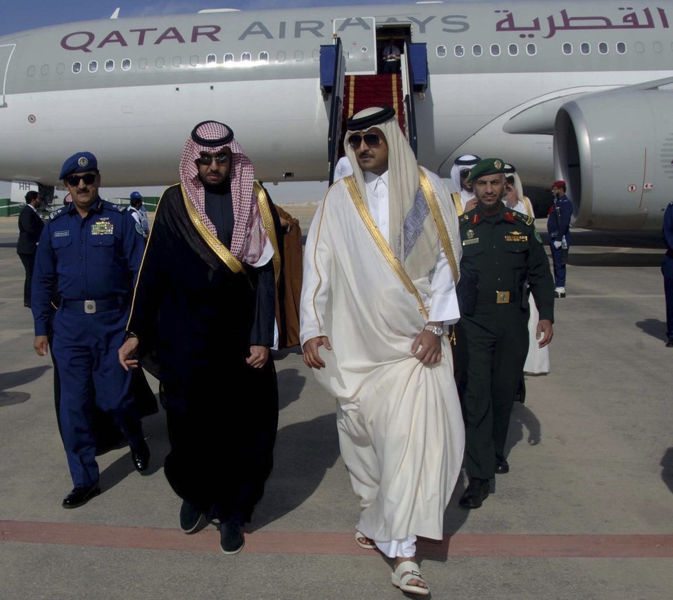Na pohřeb přijel i katarský šejk Emir Sheikh Tamim bin Hamad Al Thani, vpravo.