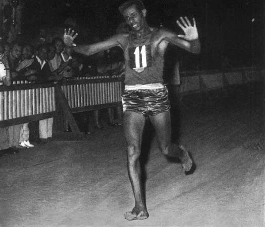 *1932, Abebe Bikila: Slavný etiopský voják a atlet získal dvě zlaté olympijské medile v královské distanci - maratonu. První roce 1960, kde si doběhl pro světový rekord a překonal o 8 minut Zátopkův olympijský rekord. Běžel naboso. Následující olympiádu v roce 1964 získal zlato jen šest týdnů po operaci slepého střeva a opět v novém světovém rekordu. V roce 1968 nedokončil kvůli zdravotním důvodům a jeho kariéru ukončila automobilová nehoda o rok později, při které ochrnul