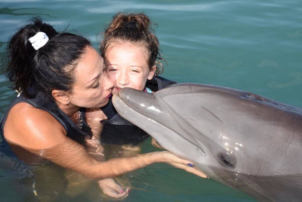 Sarah Abitbolová s dcerou si pohrály s delfínem