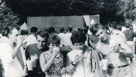Tak se bavili mladí lidé na přelomu 60. a 70. let. Dámy chodily v šatech nejen do divadel a kin, ale i na společenské akce, které se konaly pod širým nebem. Limonáda nebo pivo se pilo z papírových kelímků.
