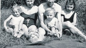 Rodina pana Pleskota na koupališti v Pardubicích. Snímek vznikl v roce 1960.
