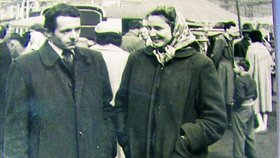 "Na fotografii jsou moji rodiče Barbora a Václav Zimovi. Fotograf je zastihl na matějské pouti. Snímek je starý 56 let," napsala nám čtenářka Olina Boušková z Řevnic.