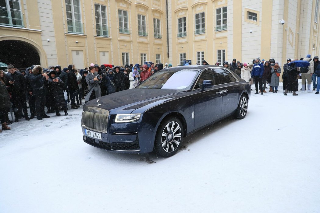 Pro novomanželé si přijelo luxusní Bentley