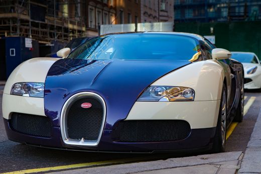 V garáži ruského oligarchy stojí mimo jiné i luxusní vůz Bugatti Veyron V garáži ruského oligarchy stojí mimo jiné i luxusní vůz Bugatti Veyron