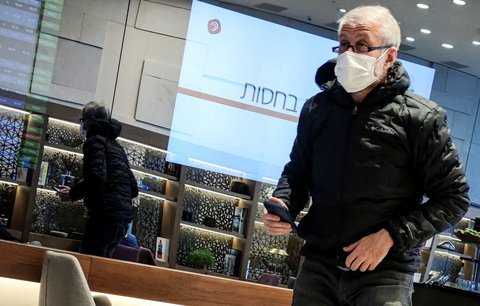 Roman Abramovič na letišti v Tel Avivu prozradil svou identitu, když si na malou chvíli sundal roušku