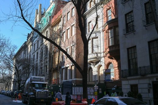 V minulosti koupil Abramovič řadu nemovitostí v srdci New Yorku. Část později dostala jeho bývalá žena, ale minimálně tuto budovu by měl stále vlastnit on sám... V minulosti koupil Abramovič řadu nemovitostí v srdci New Yorku. Část později dostala jeho bývalá žena, ale minimálně tuto budovu by měl stále vlastnit on sám...