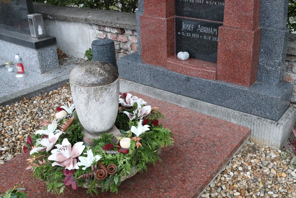 Josefa Abrháma uložili do hrobu.