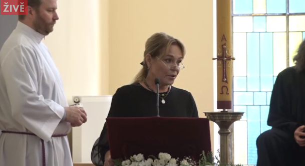 Dagmar Havlová na pohřbu Josefa Abrháma pronesla smuteční řeč.