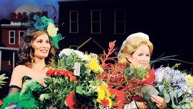 Monika Absolonová (vlevo) měla po premiéře muzikálu Vražda za oponou obrovskou radost z pugétů květin, které se jí málem nevešly do náruče. Nenechavý taxikář ji ale o všechny připravil!