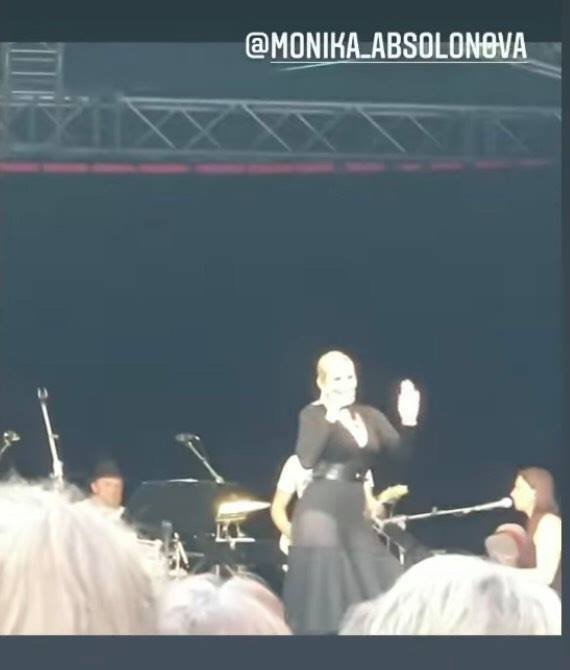 Monika Absolonová na svém koncertě sexy a usměvavá