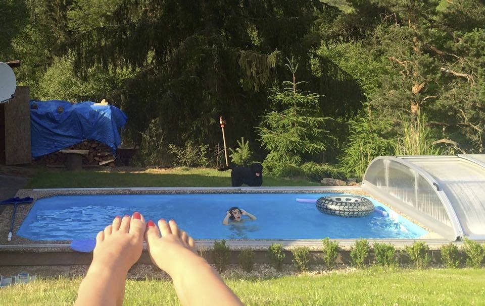 Monika Absolonová vyrazila na výlet na Šumavu, kde si užívala bazénu s dcerou Tomáše Horny Amálkou.