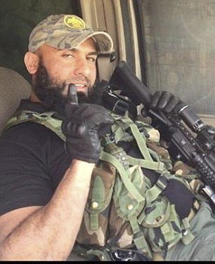 Iráčan Abu Azrael je postrachem teroristů z Islámského státu.