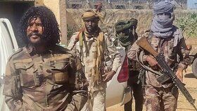 Súdánský velitel polovojenských jednotek Abu Lulu chladnokrevně popravoval muže, zvěrstva si natáčel a sdílel na sociální síti TikTok.