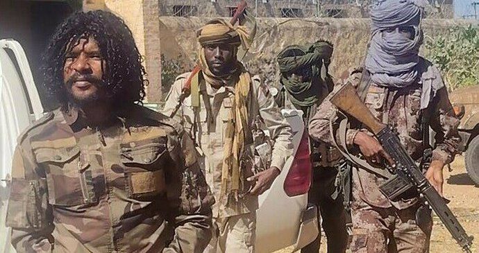 Súdánský velitel polovojenských jednotek Abu Lulu chladnokrevně popravoval muže, zvěrstva si natáčel a sdílel na sociální síti TikTok.