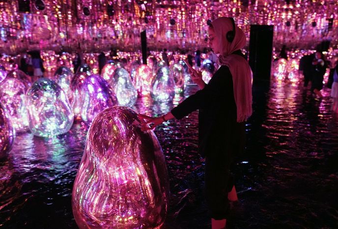 Za návštěvu stojí také největší digitálně-umělecké muzeum TeamLab Phenomena, které mate smysly příchozích mimořádně působivým způsobem. Za návštěvu stojí také největší digitálně-umělecké muzeum TeamLab Phenomena, které mate smysly příchozích mimořádně působivým způsobem.