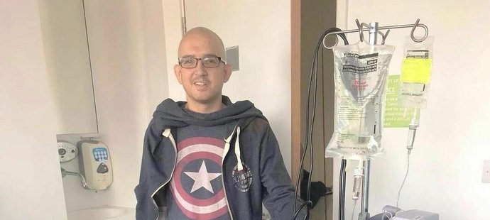 Aaron Aby porazil rakovinu varlat.