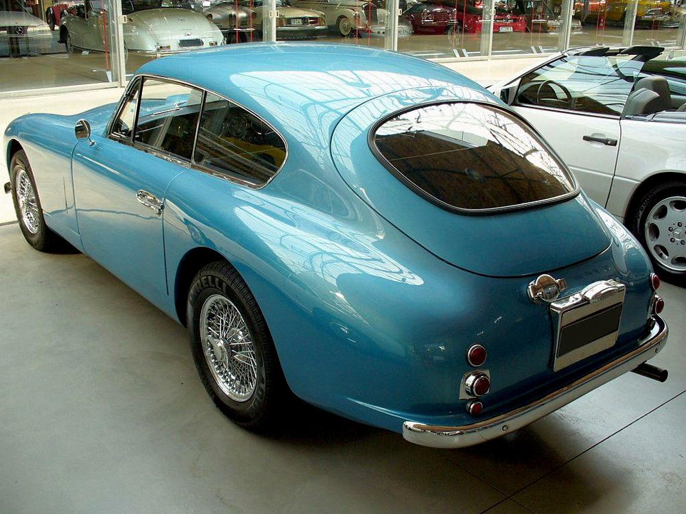 Prvním britským hatchbackem bylo kupé Aston Martin DB2/4 z roku 1953. Druhým bylo kupé AC Aceca.