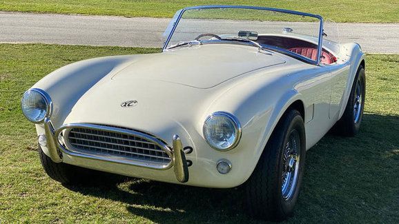 Další legenda se dočkala elektromotoru. AC Cobra ale pořídíte i s motorem z Mustangu