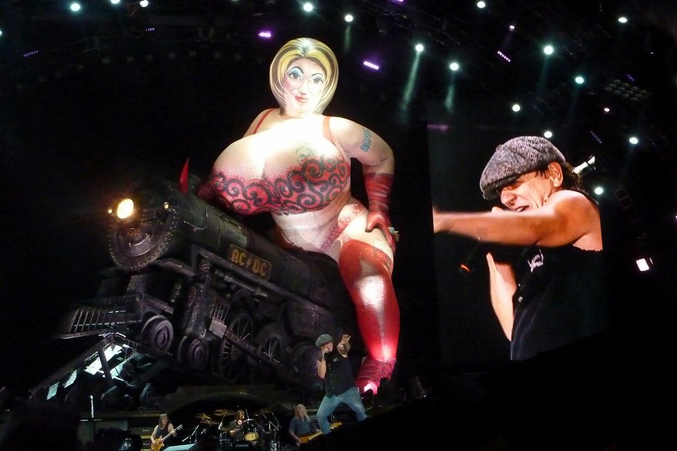 Koncert AC/DC: Při skladbě Whole Lotta Rosie se na pódiu objevuje nafukovací panna na lokomotivě.