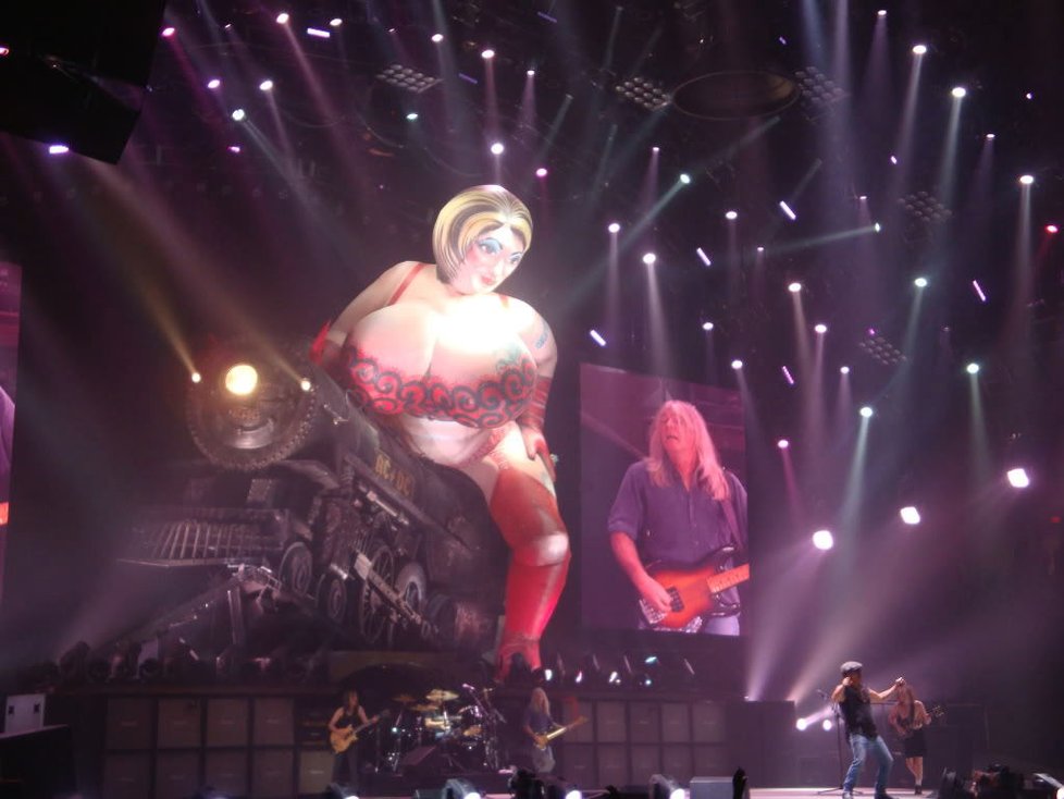 Koncert AC/DC: Při skladbě Whole Lotta Rosie se na pódiu objevuje nafukovací panna na lokomotivě.