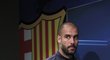 Trenér Barcelony Pep Guardiola přichází na tiskovou konferenci.